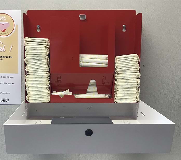 Dit is de binnenkant van een dispenser voor vrouwelijke hygiëne, met maandverband en tampons